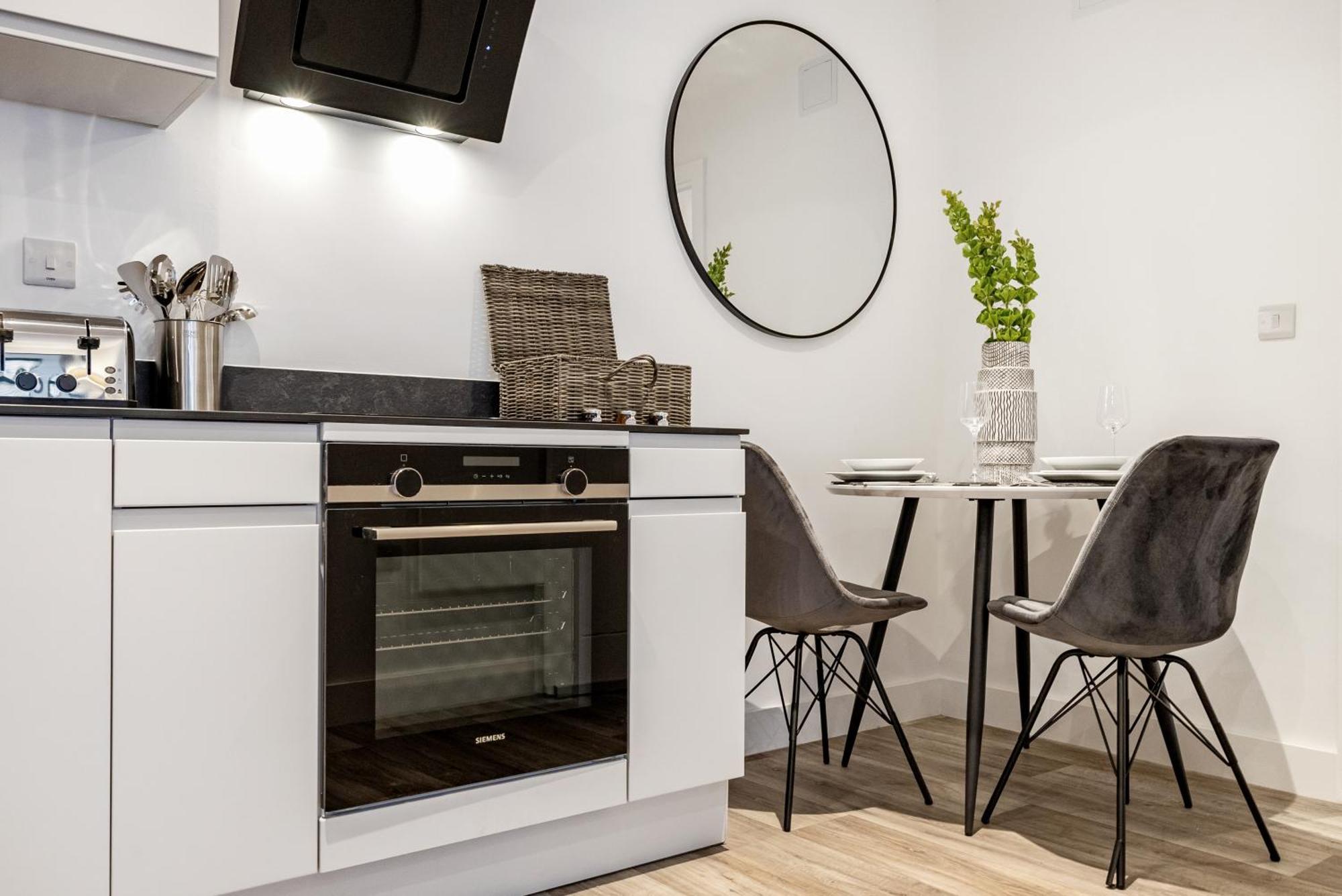 Tailored - Cambridge, Lacon House Apartment *